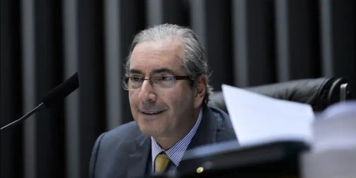 Ministro Flávio Dino determina bloqueio de bens de Eduardo Cunha em investigação sobre supostas irregularidades na destinação de emendas parlamentares.