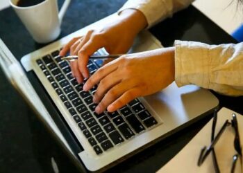 Programa gratuito da ONU Mulheres oferece formação em tecnologia, benefícios e apoio para mulheres em vulnerabilidade social. Inscrições até 19 de julho.