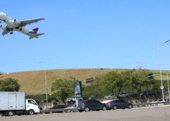Brasil firma acordo para criação do Céu Único Sul-Americano, iniciativa que pretende ampliar voos e integrar o transporte aéreo regional.