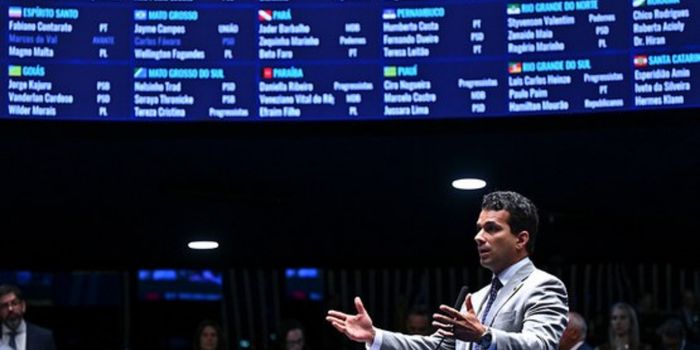 O Senado avança na análise da PEC 14/2021, que prevê aposentadoria diferenciada para agentes de saúde e de endemias. Impacto pode chegar a R$ 3 bilhões ao ano.