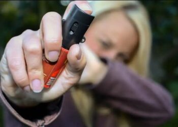 Nova Lei 15.474 autoriza mulheres maiores de 18 anos a comprar e portar spray de pimenta para legítima defesa e cria programa de capacitação.