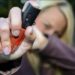 Nova Lei 15.474 autoriza mulheres maiores de 18 anos a comprar e portar spray de pimenta para legítima defesa e cria programa de capacitação.