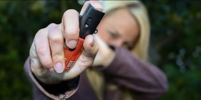 Nova Lei 15.474 autoriza mulheres maiores de 18 anos a comprar e portar spray de pimenta para legítima defesa e cria programa de capacitação.