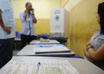 TSE destaca o papel dos mesários nas eleições de 2026. Saiba quem pode participar, como se inscrever e quais são os benefícios.