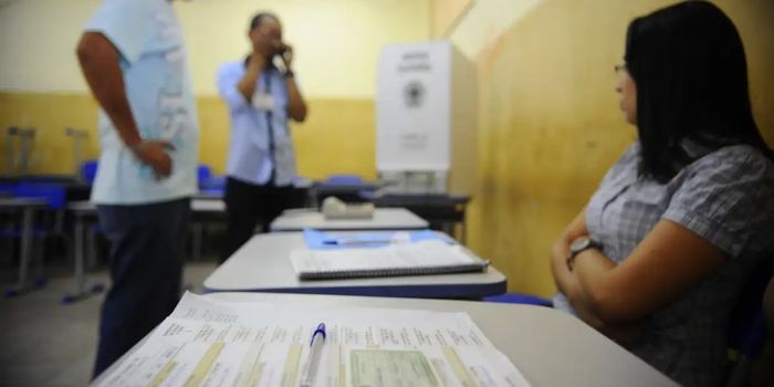 TSE destaca o papel dos mesários nas eleições de 2026. Saiba quem pode participar, como se inscrever e quais são os benefícios.