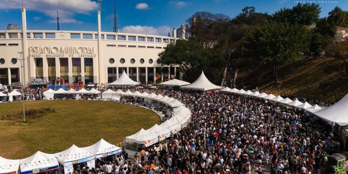 Festival gratuito leva gastronomia de 60 países e atrações culturais à Praça Charles Miller, em São Paulo, neste sábado e domingo.