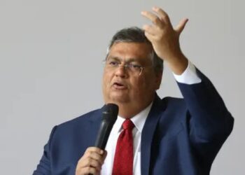 Flávio Dino determina bloqueio de R$ 119 milhões em bens de Valdemar Costa Neto em investigação sobre suposto desvio de emendas parlamentares.