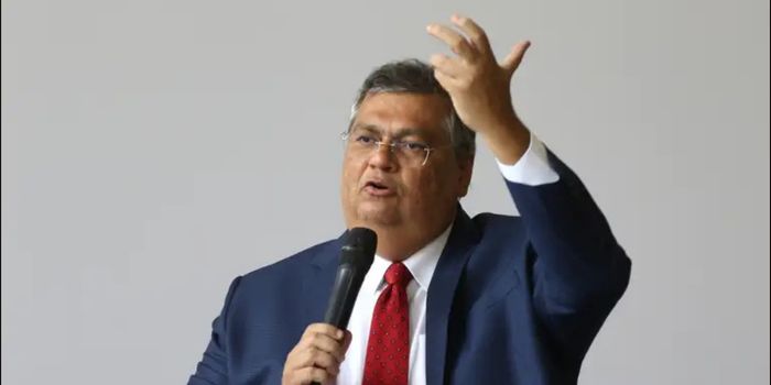 Flávio Dino determina bloqueio de R$ 119 milhões em bens de Valdemar Costa Neto em investigação sobre suposto desvio de emendas parlamentares.