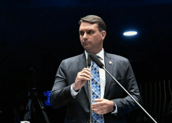 Após Flávio Bolsonaro não comparecer ao depoimento, Moraes determinou que a PGR se manifeste sobre o inquérito em 15 dias.