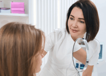 Rotinas de skincare divulgadas nas redes sociais podem causar reações e agravar doenças quando adotadas sem avaliação médica.