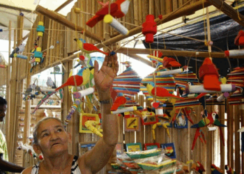 Em Abaetetuba, no Pará, saberes transmitidos entre gerações transformam uma palmeira amazônica em brinquedos, obras de arte e fonte de sustento