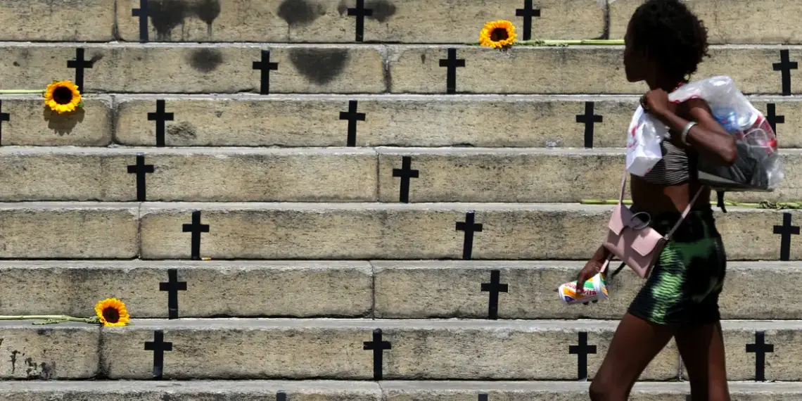 Anuário da Segurança Pública mostra queda recorde das mortes violentas em 2025, enquanto feminicídios e mortes por intervenção policial avançam.