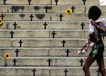 Anuário da Segurança Pública mostra queda recorde das mortes violentas em 2025, enquanto feminicídios e mortes por intervenção policial avançam.