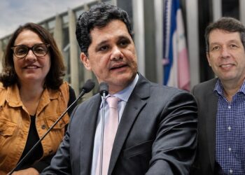 Ricardo Ferraço tenta se descolar de Casagrande enquanto Apex e comando de campanha aumentam pressão no ES
