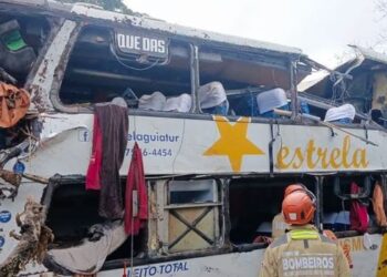 Tombamento de ônibus na BR-040, em Petrópolis, deixa dez mulheres mortas e dezenas de feridos na madrugada deste domingo.
