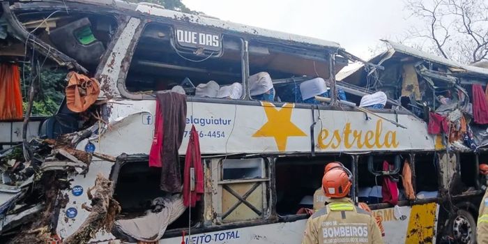Tombamento de ônibus na BR-040, em Petrópolis, deixa dez mulheres mortas e dezenas de feridos na madrugada deste domingo.