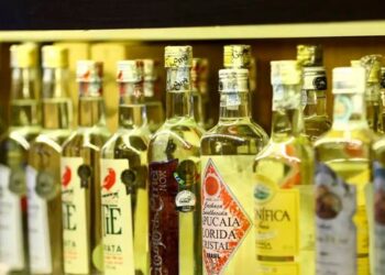 Número de empresas da cadeia produtiva da cachaça cresce 21% no Brasil. Exportações avançam, mas produção apresenta queda em 2025.