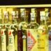 Número de empresas da cadeia produtiva da cachaça cresce 21% no Brasil. Exportações avançam, mas produção apresenta queda em 2025.