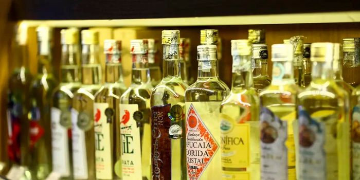 Número de empresas da cadeia produtiva da cachaça cresce 21% no Brasil. Exportações avançam, mas produção apresenta queda em 2025.