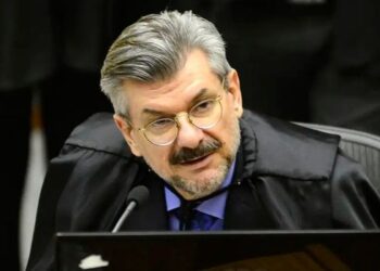 Superior Tribunal de Justiça aplica pena inédita de disponibilidade ao ministro Marco Buzzi em processo disciplinar.