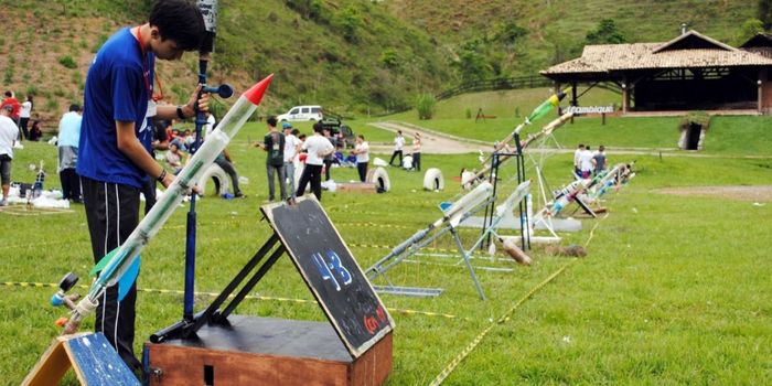 Jornada de Foguetes 2026 reúne estudantes premiados na Obafog para oficinas, lançamentos e atividades de astronomia no Rio de Janeiro.