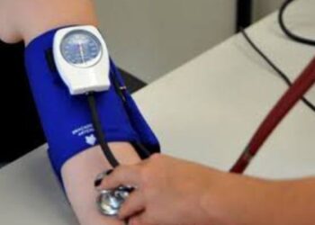 Alterações hormonais da menopausa podem afetar o colesterol. Saiba quais cuidados ajudam na prevenção de doenças cardiovasculares.