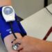 Alterações hormonais da menopausa podem afetar o colesterol. Saiba quais cuidados ajudam na prevenção de doenças cardiovasculares.