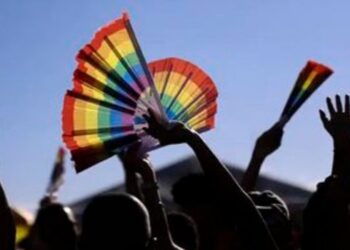 Conheça os canais oficiais para denunciar casos de LGBTQIAfobia e outras violações de direitos humanos em todo o Brasil.