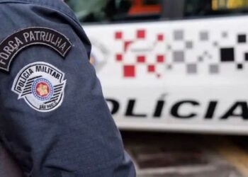 Motorista de ônibus é retirado do veículo e levado à delegacia após discussão de trânsito com policiais militares em São Paulo.