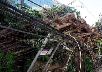 Eventos climáticos extremos pressionam distribuidoras de energia, que ampliam investimentos em redes inteligentes e planos de contingência.