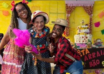 Arraiá do Centro de Convivência de Vitória promove integração, cultura e fortalecimento de vínculos entre pessoas idosas.