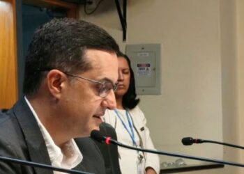 Estudo do Iema começa novas coletas para identificar as fontes do “pó preto” na Grande Vitória e deve seguir até março de 2027.
