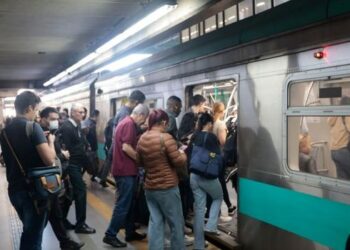 Categoria suspende greve da CPTM após acordo que garante realocação de trabalhadores e normaliza operação dos trens.