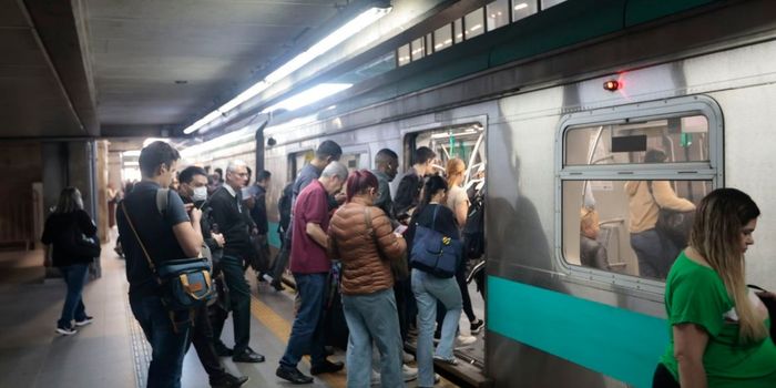 Categoria suspende greve da CPTM após acordo que garante realocação de trabalhadores e normaliza operação dos trens.