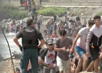 Ministro da Espanha afirma que desinformação nas redes sociais incentivou fluxo migratório para Ceuta.