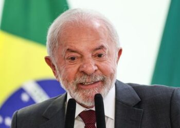 Lula afirma que Brasil só concederá agrément ao indicado de Trump para embaixada dos EUA após as eleições de outubro.