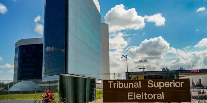 TSE reúne ministros para discutir como serão julgados casos envolvendo inteligência artificial nas eleições de 2026.