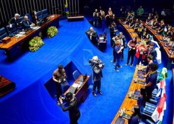 Jovens vencedores do concurso de redação do Senado participam de semana legislativa em Brasília com debates sobre democracia nas redes sociais.
