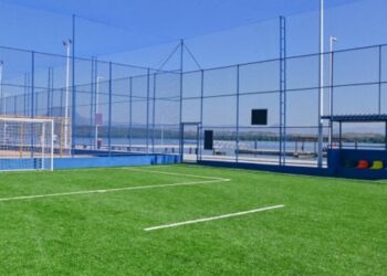Praça Dom João Batista, em São Pedro, ganha campos revitalizados de areia e grama sintética para atividades esportivas.