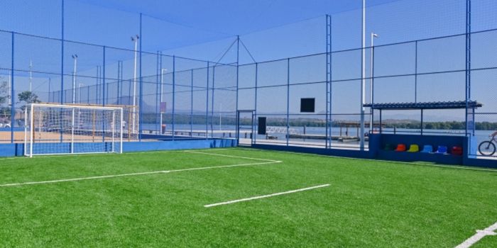 Praça Dom João Batista, em São Pedro, ganha campos revitalizados de areia e grama sintética para atividades esportivas.