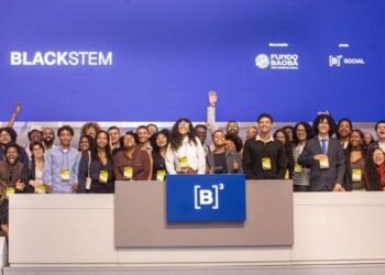 Programa Black STEM oferece bolsas de R$ 42 mil a três estudantes negros para graduação no exterior e garante apoio durante a permanência.