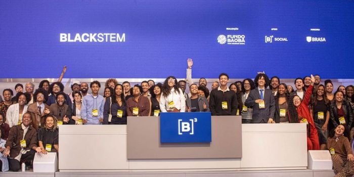 Programa Black STEM oferece bolsas de R$ 42 mil a três estudantes negros para graduação no exterior e garante apoio durante a permanência.