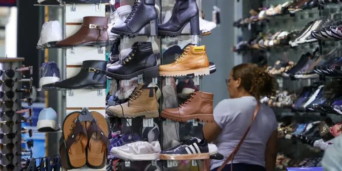 Vendas do comércio brasileiro avançam 0,5% em junho e acumulam alta de 1,9% no primeiro semestre, segundo o IBGE.