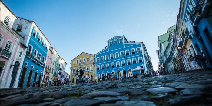 Bethânia Pires Amaro lança romance inspirado na Ladeira da Montanha e resgata histórias de mulheres esquecidas da boemia de Salvador.