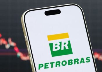 Petrobras quase dobra lucro no segundo trimestre de 2026, impulsionada pela produção de petróleo e desempenho das refinarias.