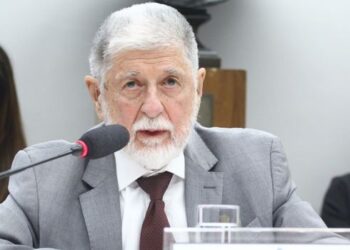 Celso Amorim e deputados da oposição divergiram sobre tarifas, Brics, soberania e classificação de facções brasileiras pelos EUA.