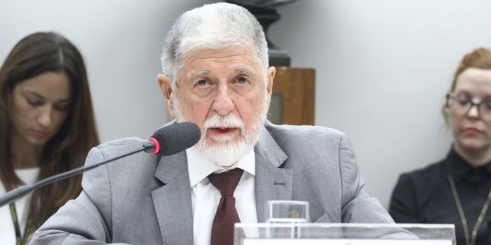 Celso Amorim e deputados da oposição divergiram sobre tarifas, Brics, soberania e classificação de facções brasileiras pelos EUA.