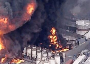 Incêndio em indústria de reciclagem em Itaquaquecetuba mobiliza bombeiros e Defesa Civil; empresas vizinhas foram evacuadas.
