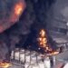 Incêndio em indústria de reciclagem em Itaquaquecetuba mobiliza bombeiros e Defesa Civil; empresas vizinhas foram evacuadas.