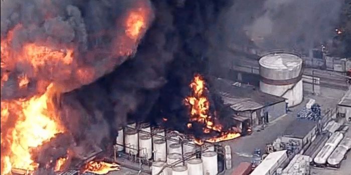 Incêndio em indústria de reciclagem em Itaquaquecetuba mobiliza bombeiros e Defesa Civil; empresas vizinhas foram evacuadas.